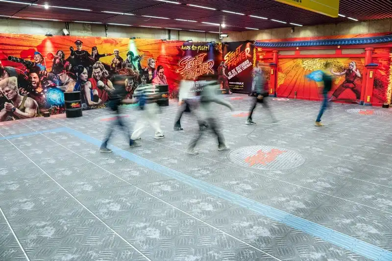 Imagem de Street Fighter transforma estação de metrô em São Paulo em arena inspirada no novo filme da saga