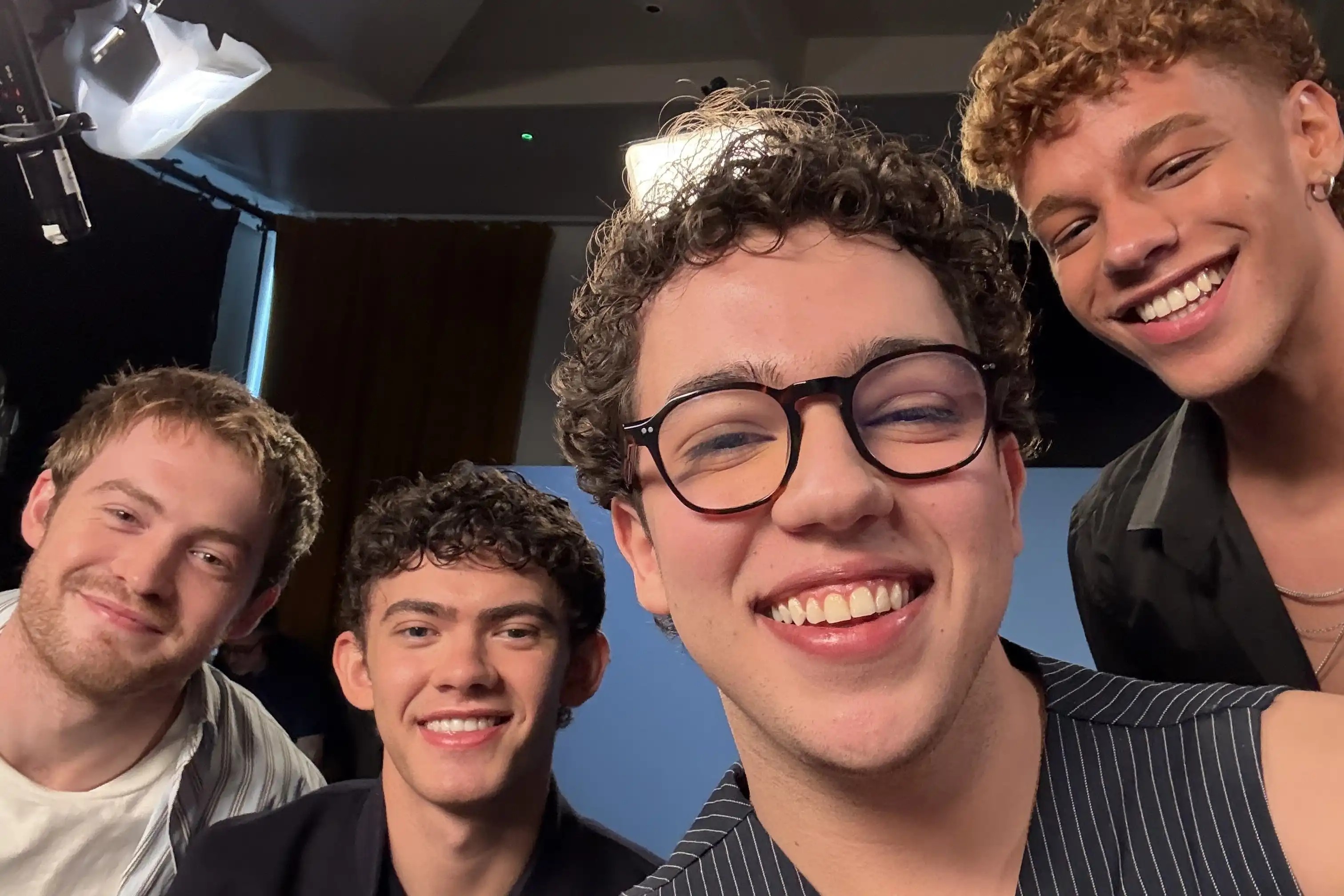 Imagem de Miguel Lallo e Diego Lira se reúnem com o elenco de Heartstopper em Londres para anunciar a estreia de Quinze Dias na Netflix