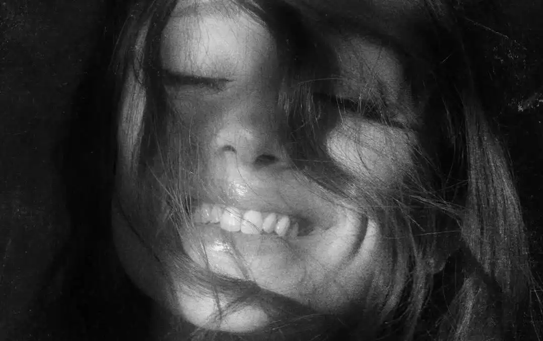 Imagem de Ariana Grande anuncia o lançamento de seu novo álbum, “Petal”