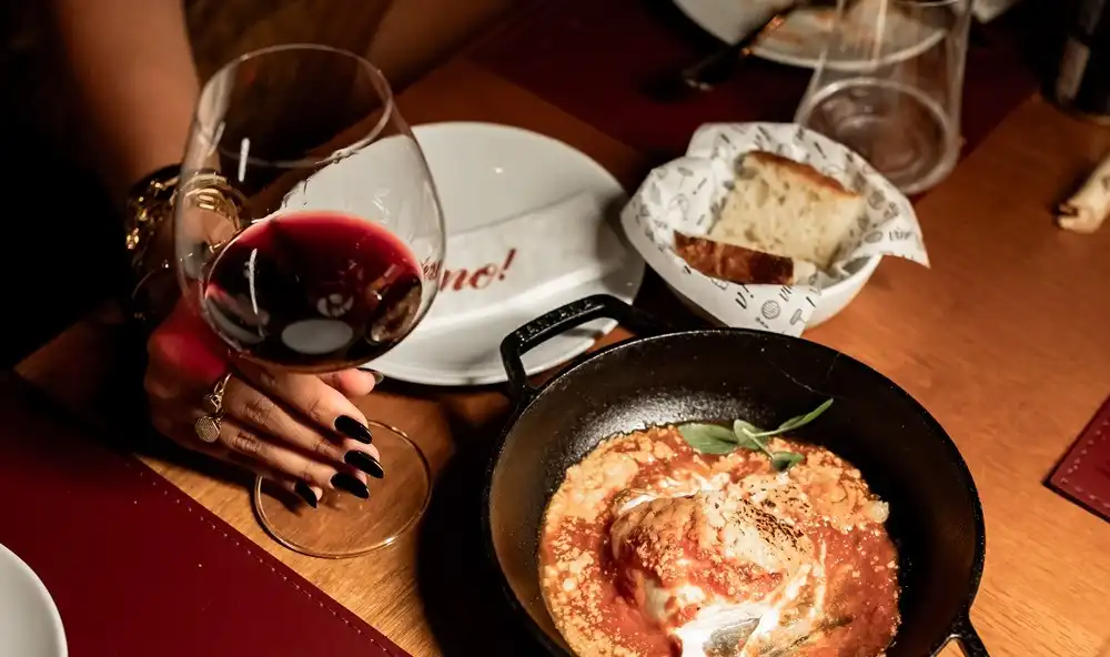 Imagem de Vino Salvador celebra o Dia das Mães com harmonização especial e experiências com vinho
