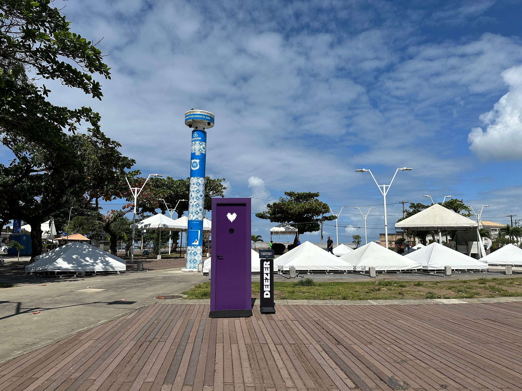 Imagem de Deezer espalha portas roxas por Salvador