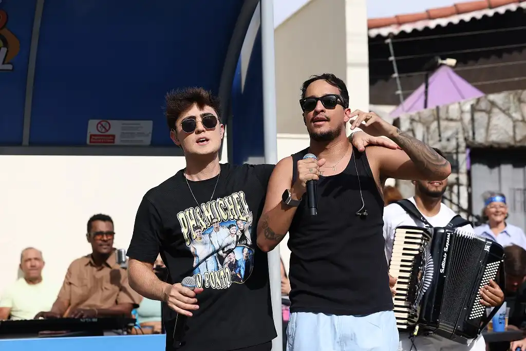 Imagem de PH & Michel gravam novo DVD em ponto de ônibus que viralizou nas redes