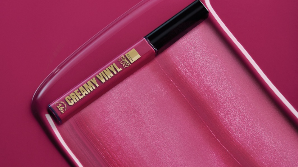 Imagem de Batom à prova de folia: Avon une toque de brilho e fixação no novo Power Stay Creamy Vinyl