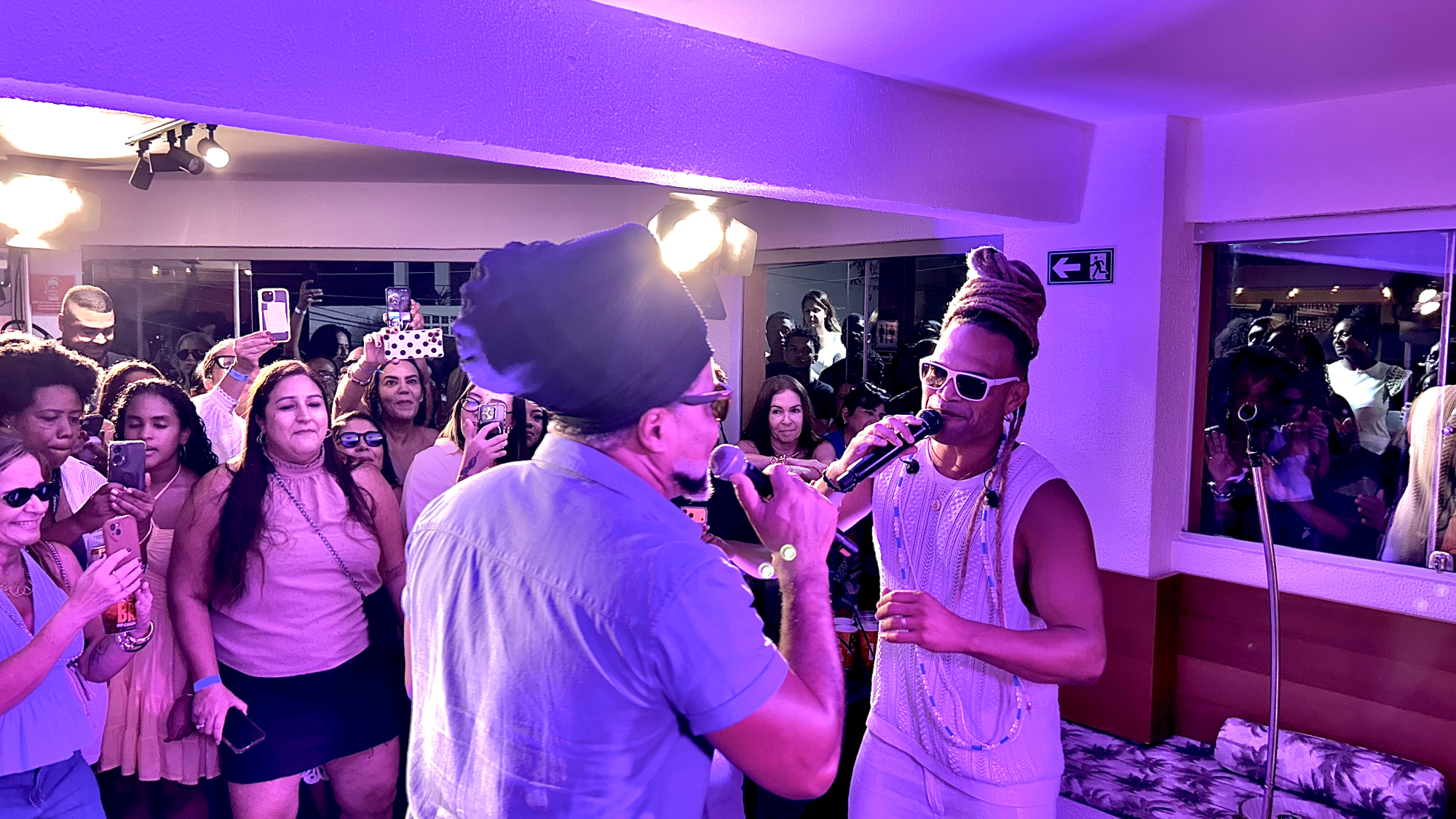Imagem de Buja Revisita Brown encerra a primeira temporada com show lotado e homenagem do mestre Carlinhos Brown