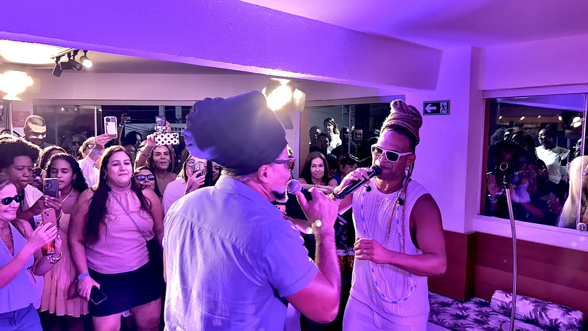 Imagem de Buja Revisita Brown encerra a primeira temporada com show lotado e homenagem do mestre Carlinhos Brown