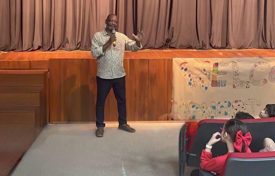 Imagem de Em parceria com Cambridge, colégio de Salvador promove “Africa Day” e recebe escritor do livro “O Preço do Preconceito”
