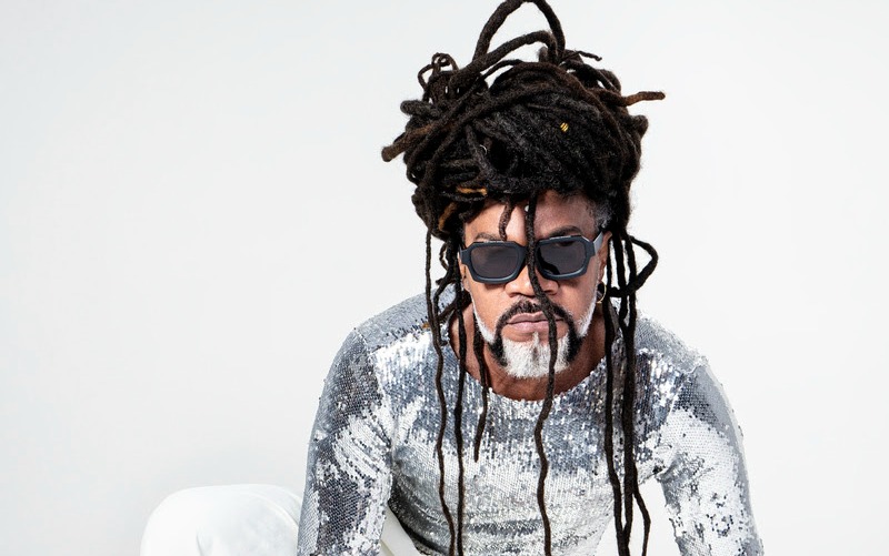 Imagem de EletroCarnaBrown: Carlinhos Brown lança álbum com releituras de hits em parceria com Deeplick