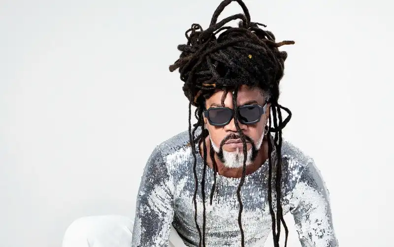 Imagem de EletroCarnaBrown: Carlinhos Brown lança álbum com releituras de hits em parceria com Deeplick