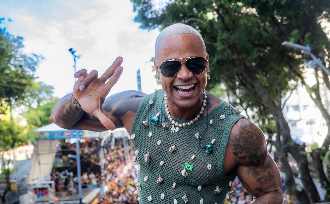 Imagem de Léo Santana conquista troféu de ‘Melhor Performance Cantor’ no prêmio Armadinho e Irmãos Macêdo 2026