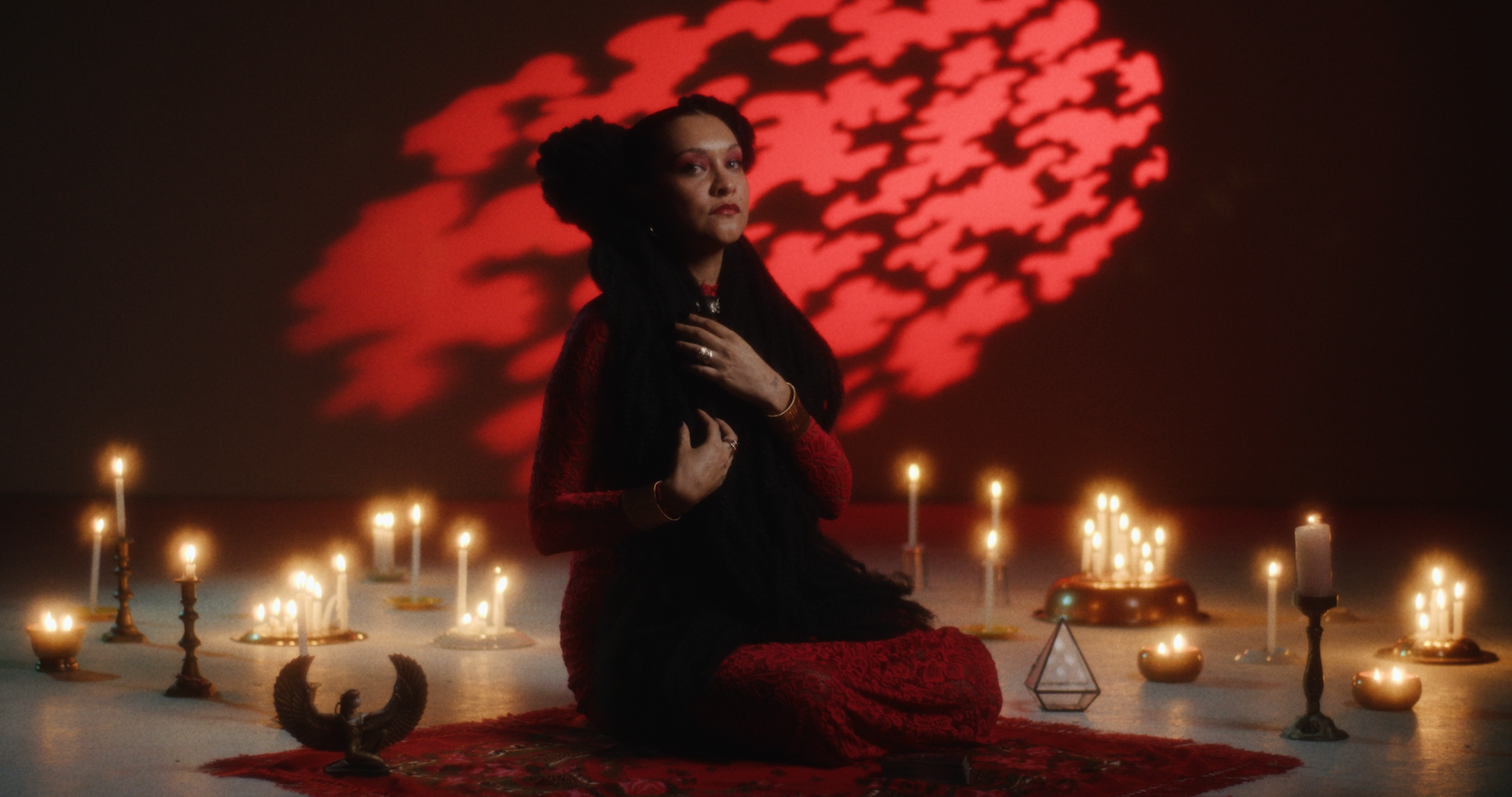 Imagem de Entre beats, tambores e feitiço, “Fera Ferida” traz o balanço místico de Luana Fernandes