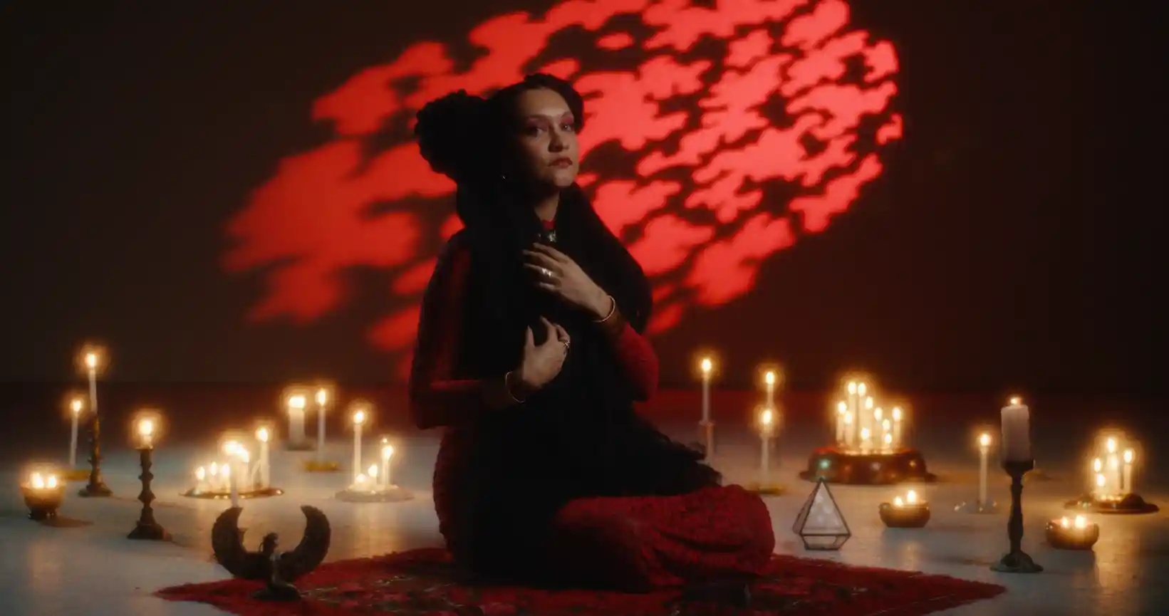 Imagem de Entre beats, tambores e feitiço, “Fera Ferida” traz o balanço místico de Luana Fernandes