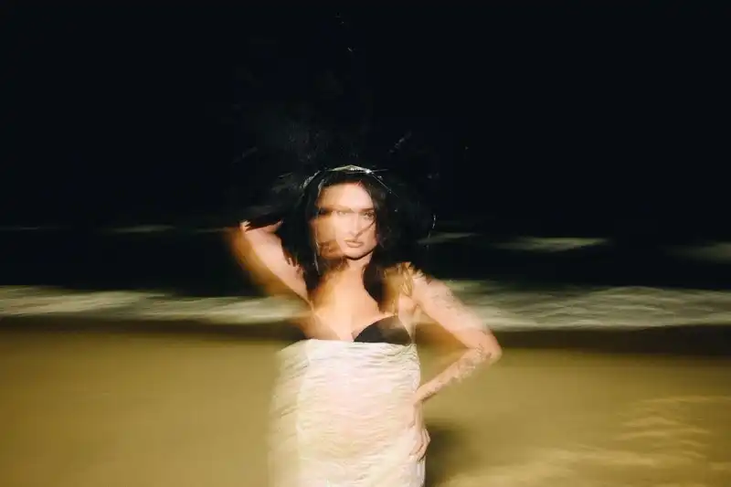 Imagem de Gabi Melim anuncia turnê “Escapismo” e leva aos palcos uma viagem por três atos de sua trajetória musical