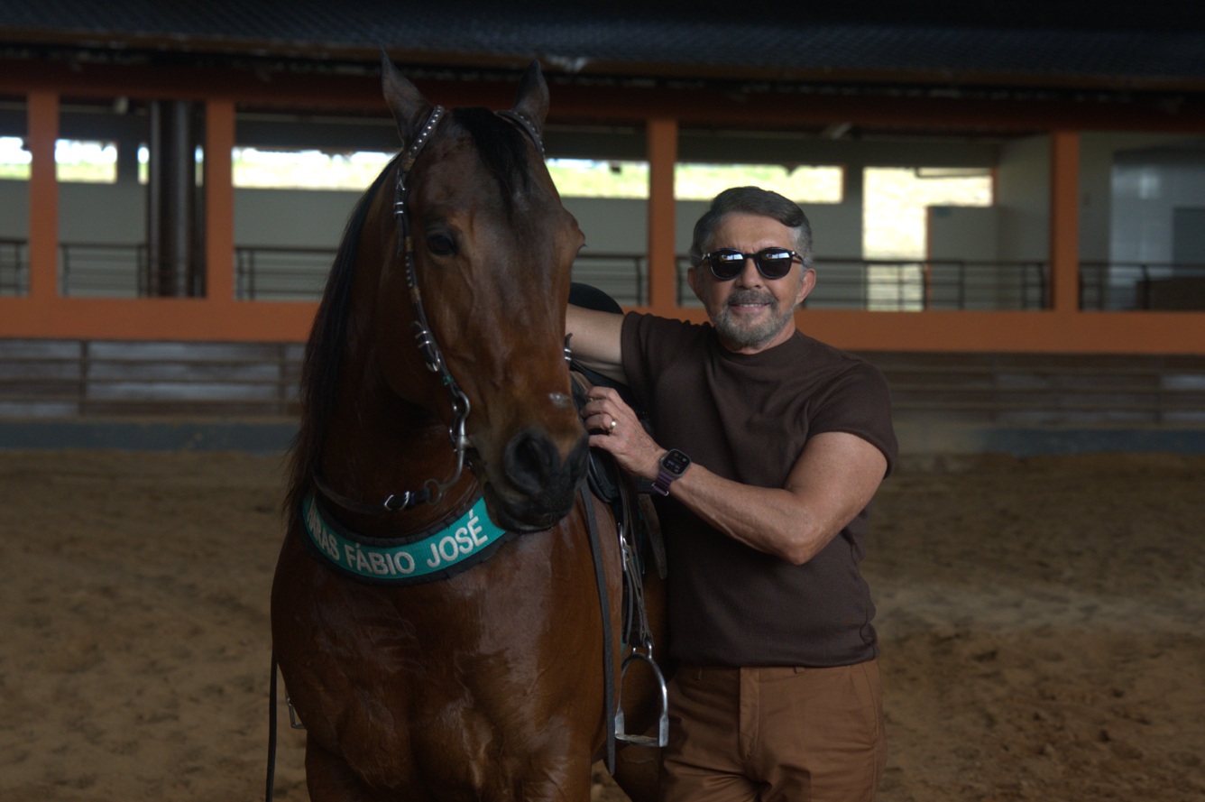 Imagem de Adelmario Coelho exalta tradição nordestina em novo EP “Vaquejada e Cavalgada Ao Vivo Vol. 1”