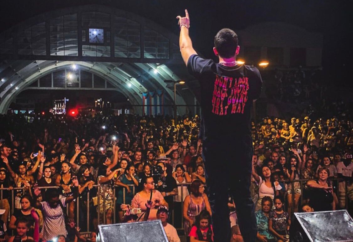 Imagem de Principal noite de festejos juninos em Ituaçu teve show especial de Edu Chociay
