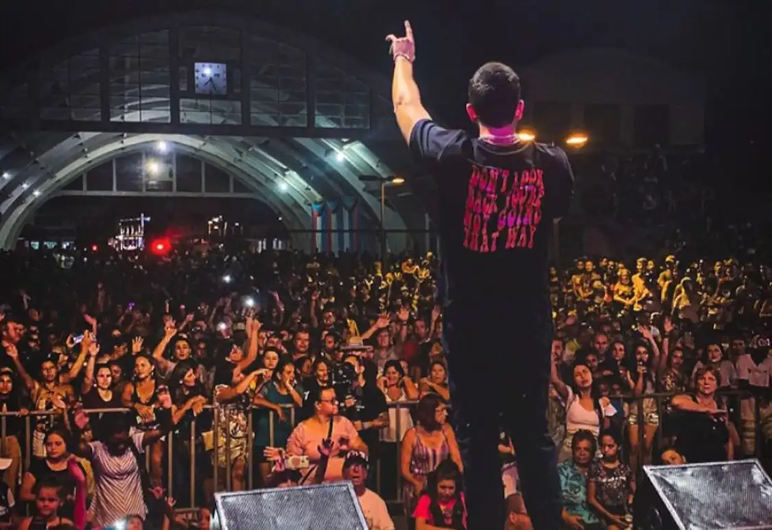 Imagem de Principal noite de festejos juninos em Ituaçu teve show especial de Edu Chociay