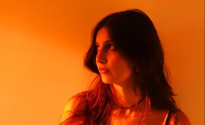 Imagem de Luiza Aires lança “Menina do cabelo alaranjado”, bossa leve sobre afeto e  identidade