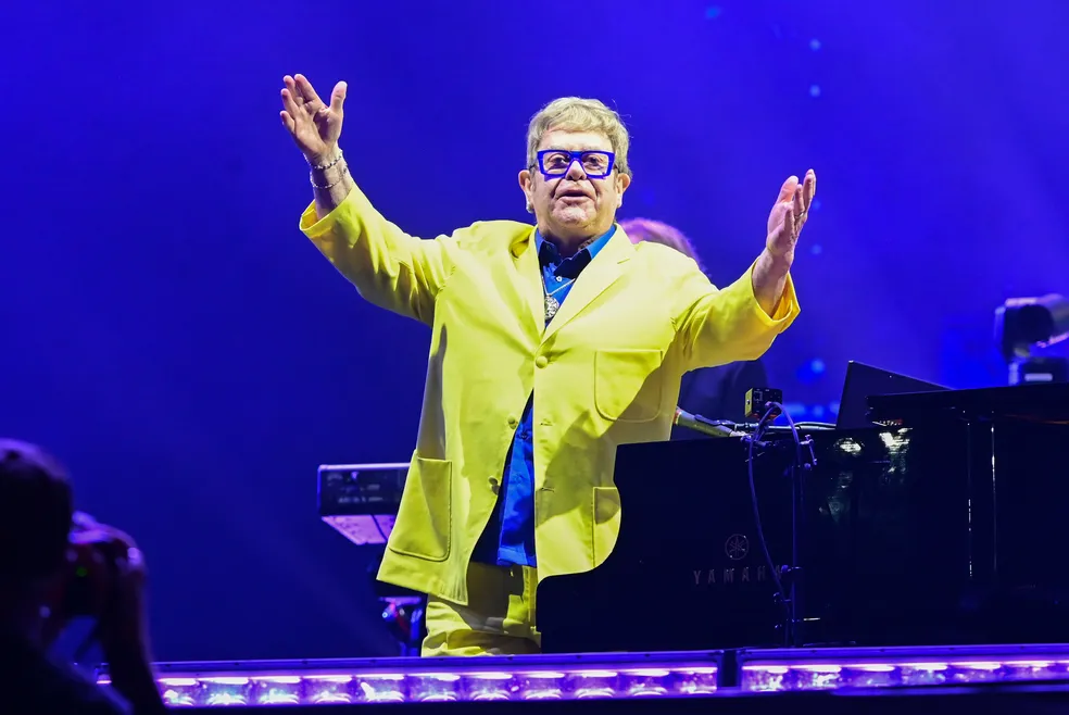 Imagem de Rock in Rio: antes de Elton John subir ao palco, fãs surpreendem ao realizar karaokê gigante no festival