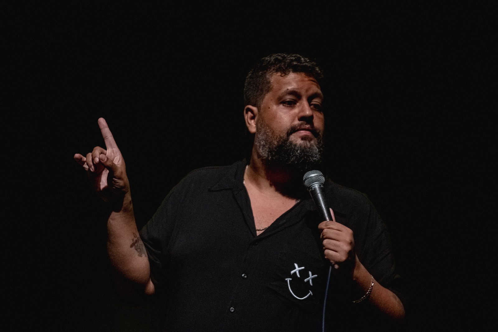 Imagem de Matheus Buente retorna ao Teatro Faresi neste fim de semana com “O Problema É Theu”
