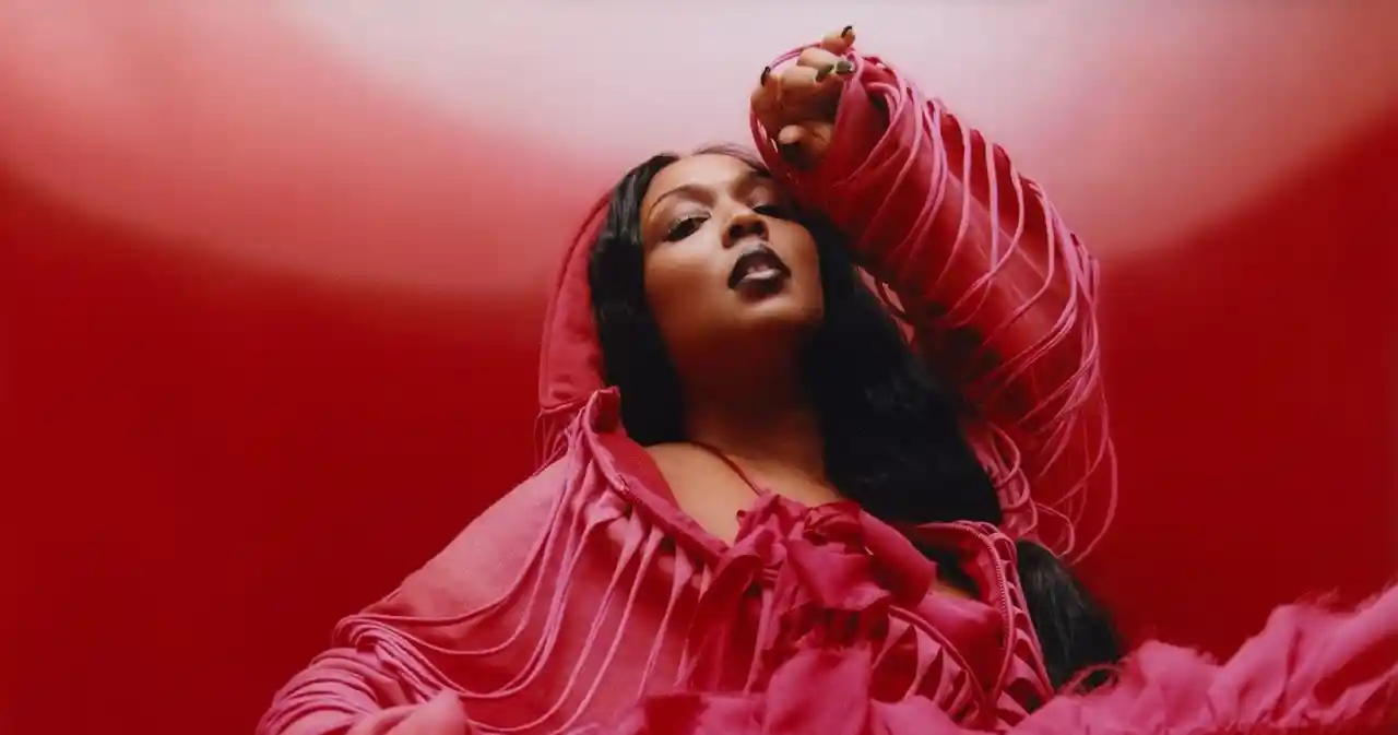Imagem de Lizzo lança novo single e vídeo "Still Bad"