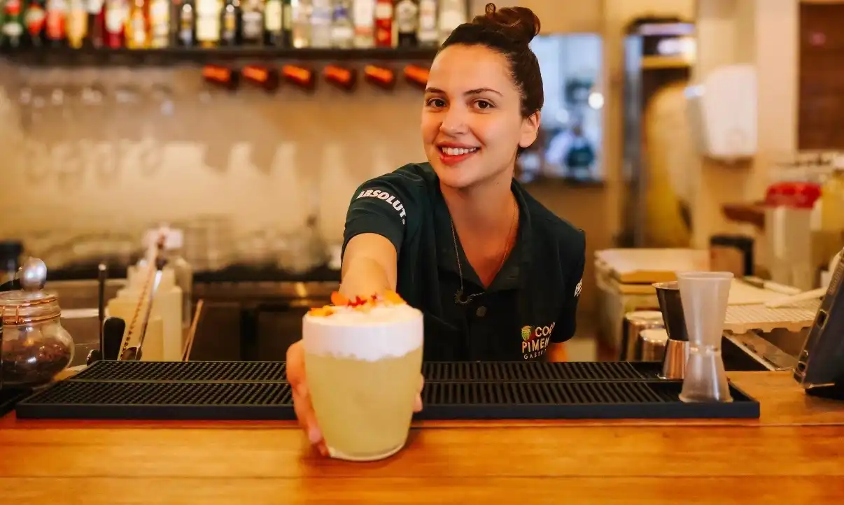 Imagem de Gastrobar em Itacaré participa de festival de coquetelaria e recebe bartender eleita uma das maiores do Brasil