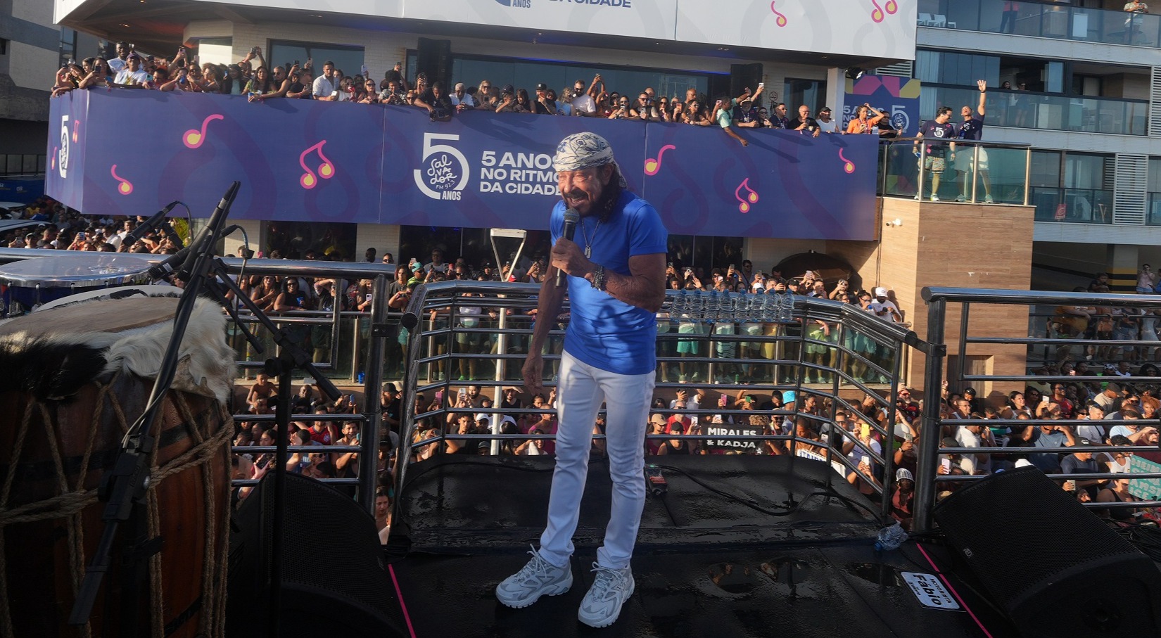 Imagem de Milhares de foliões participam do Super Bololô da Salvador FM