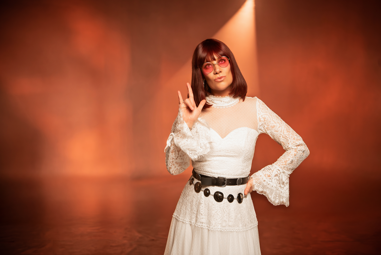 Imagem de Monica Casagrande ressignifica clássico de Rita Lee em clipe que celebra a autonomia feminina