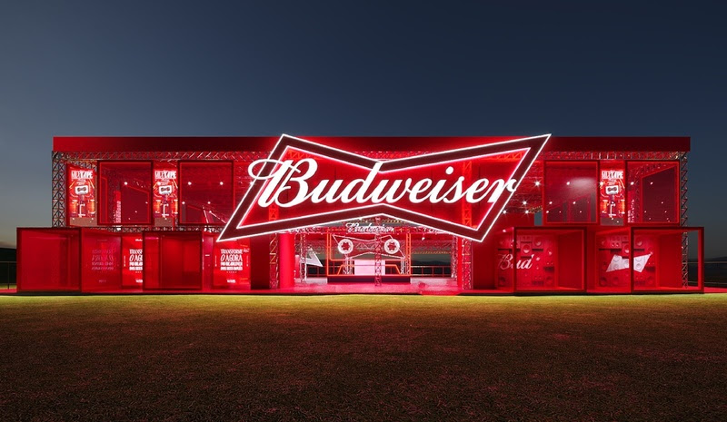 Imagem de Com mixtape gravada na hora e fitas K7, Budweiser transforma nostalgia em experiência no Lollapalooza Brasil 2026