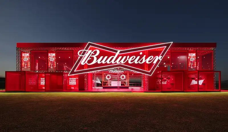 Imagem de Com mixtape gravada na hora e fitas K7, Budweiser transforma nostalgia em experiência no Lollapalooza Brasil 2026