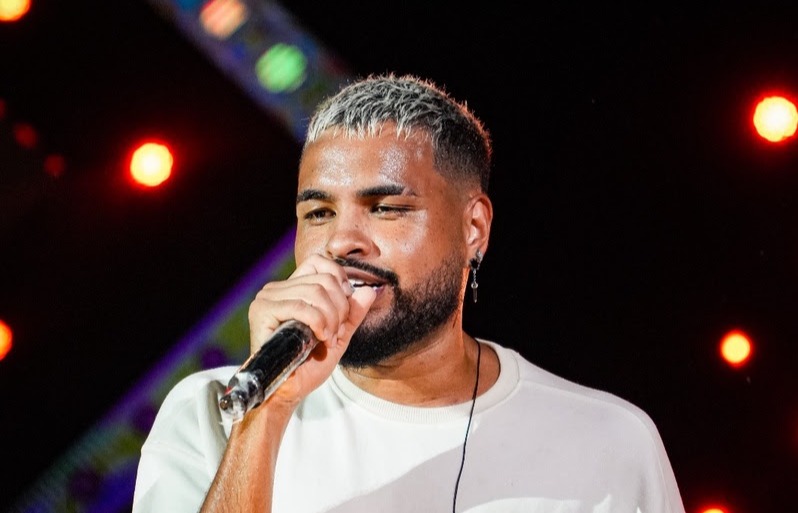 Imagem de Yan faz show histórico no palco principal do Samba Recife e transforma falha de som em coro do público