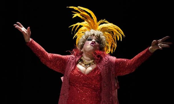 Imagem de "Nasci Pra Ser Dercy", com Grace Gianoukas, em cartaz no Teatro Rival Petrobras