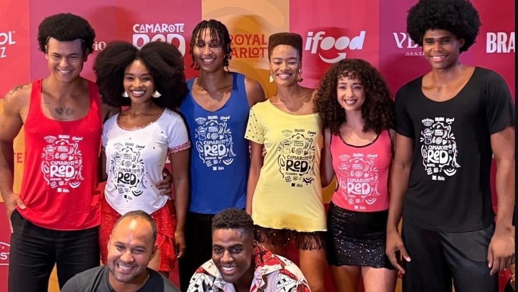 Imagem de Camarote RED apresenta abadás para edição 2026 em desfile