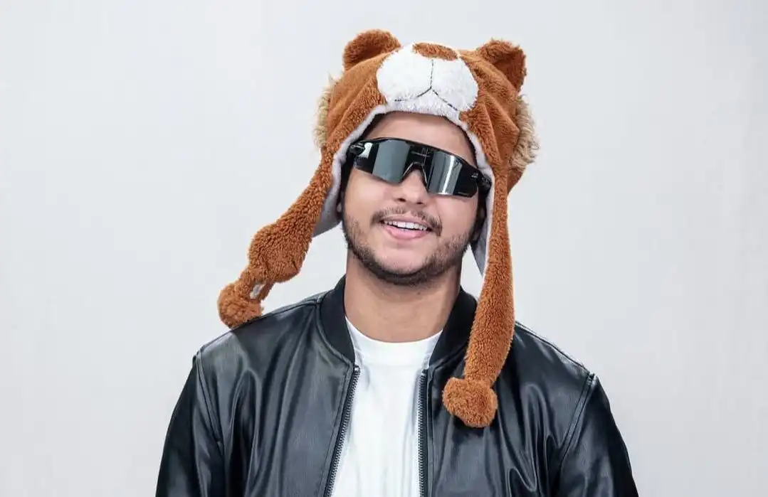 Imagem de Mikael Santos alcança 2 milhões de ouvintes mensais no Spotify e chega ao Top 100 Brasil