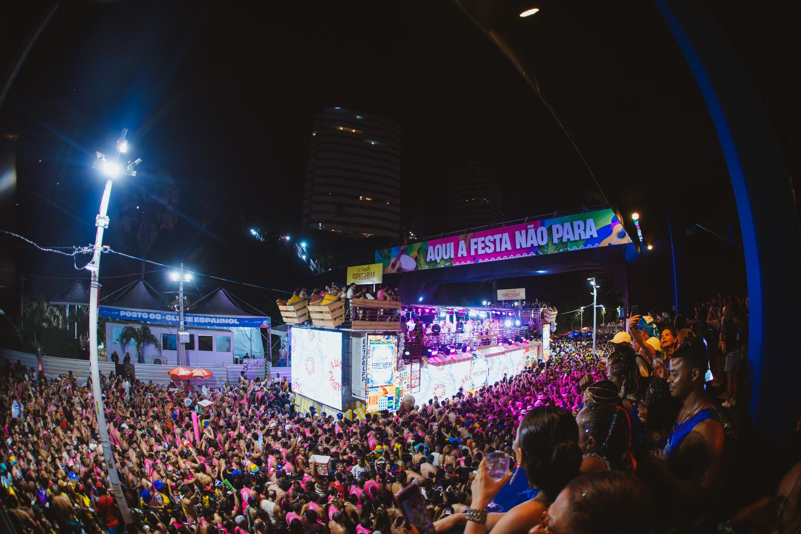 Imagem de Camarote Glamour encerra Carnaval com noite lotada e shows de Sorriso Maroto, Xibikada e Uel