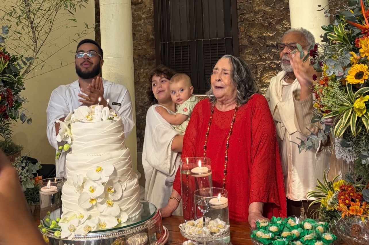 Imagem de Sandra Gadelha celebra 80 anos em festa íntima ao lado da família