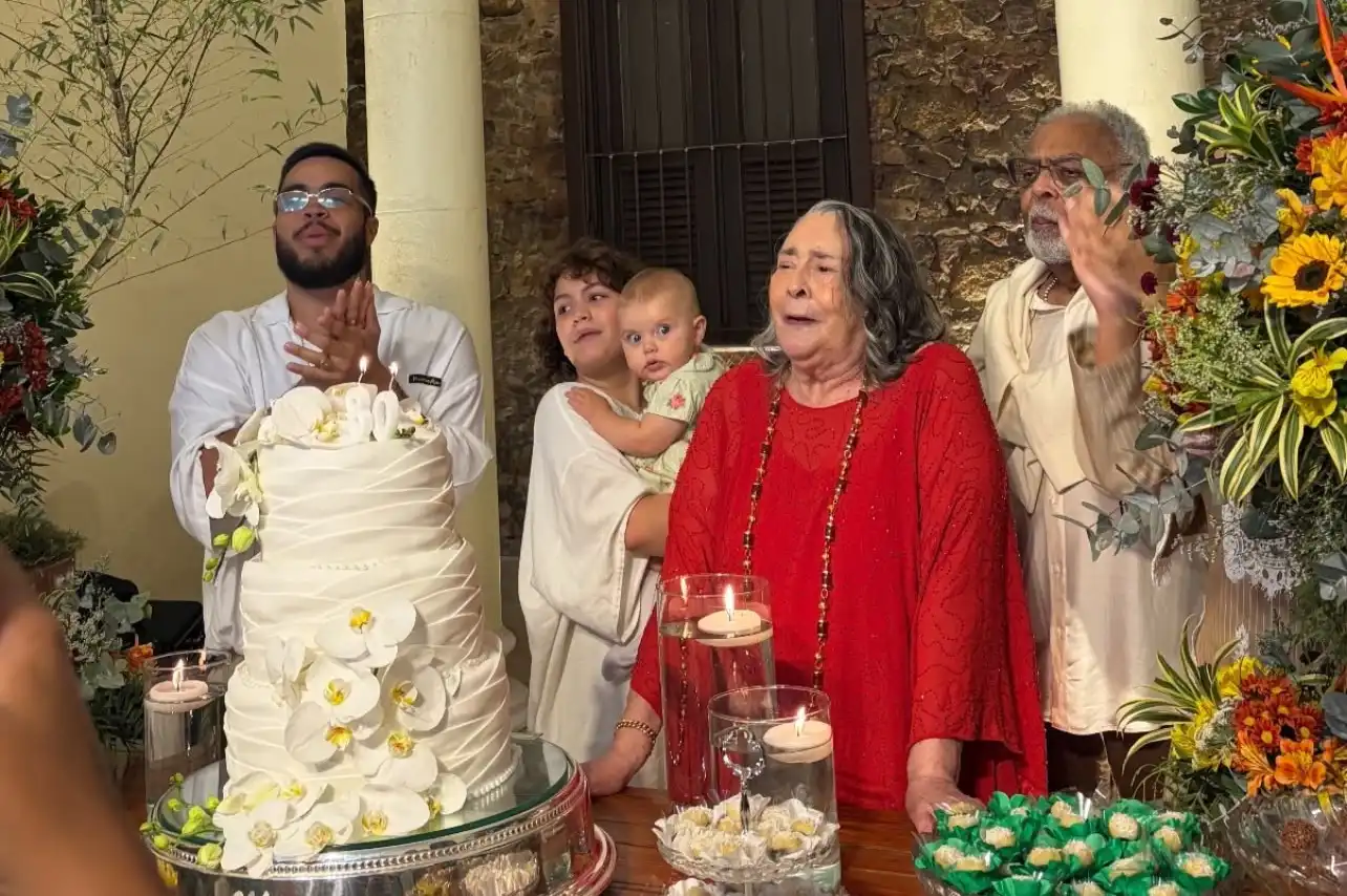 Imagem de Sandra Gadelha celebra 80 anos em festa íntima ao lado da família
